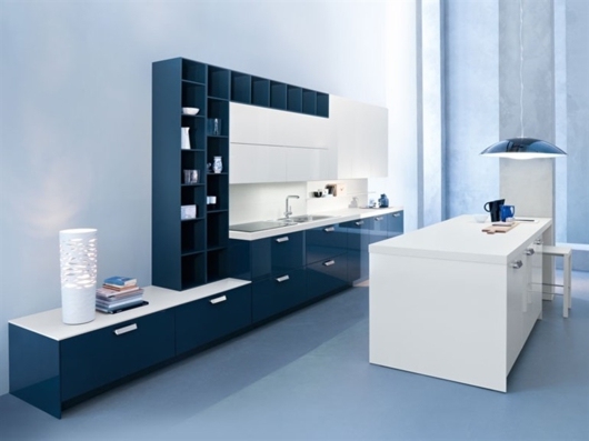 neobvyklý-kuchynský dizajn-biela-tmavo modrá