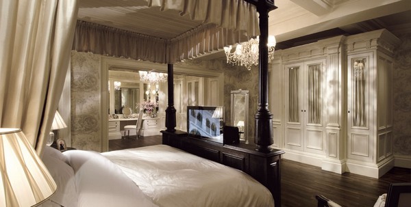 klasický toaletný stolík so zrkadlom