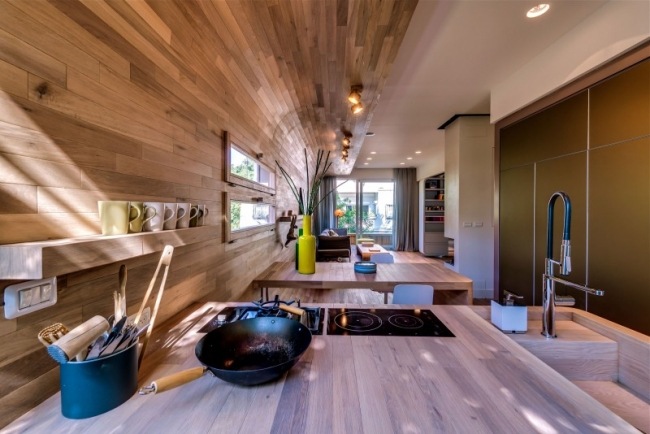 Otvorená obývačka kuchynská linka vstavaný drez z masívu