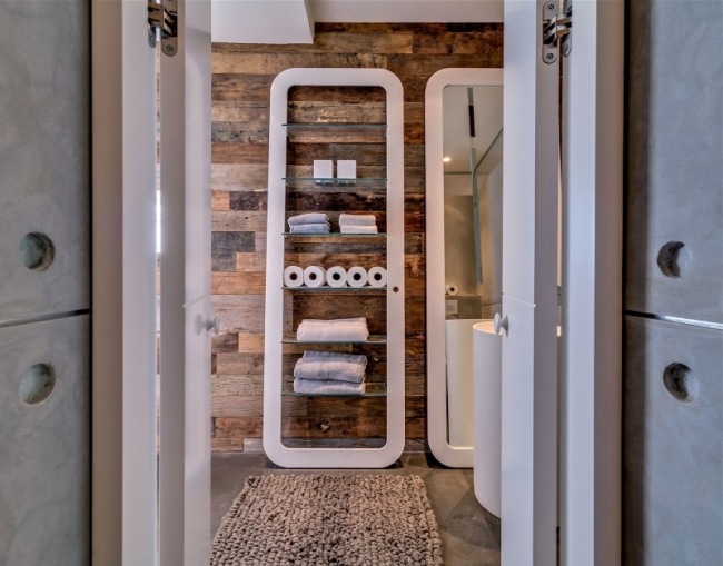 Polička s rebríkom na stene otvorenej kúpeľni-rustikálne zaoblené hrany