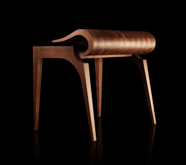 dizajnový stôl od paco camús na zadnej strane