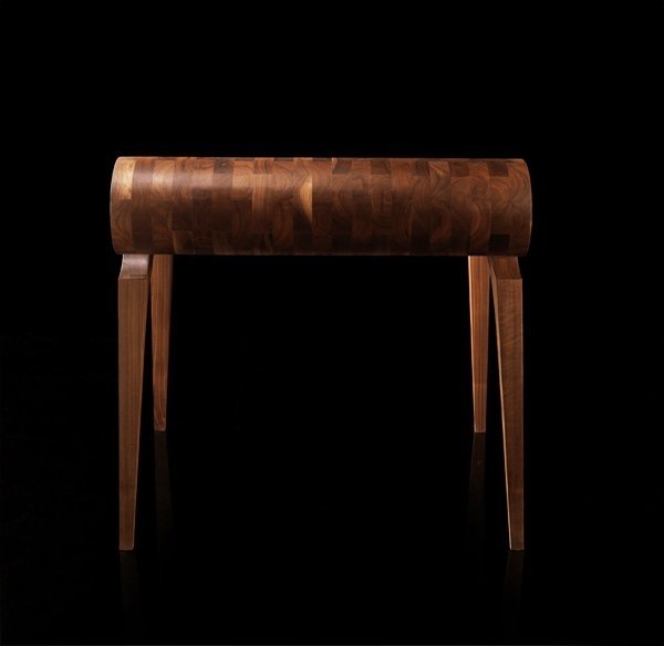 dizajnový stôl od paco camús zakrivený dizajn