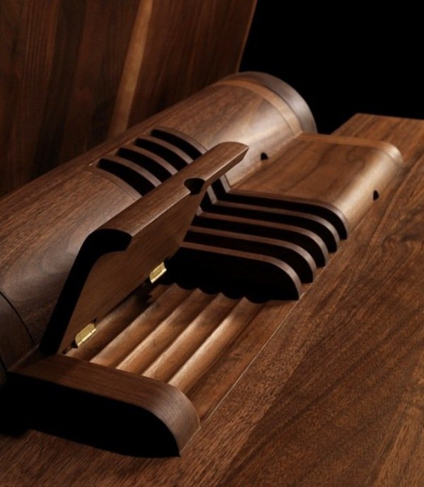 dizajnový stôl od paco camús jemné detaily