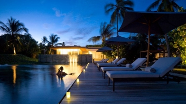 večer plávania alila vily hadahaal luxusný rezort maledivy večer plávania vo vilách alila hadahaal luxusnom rezorte na maldivách