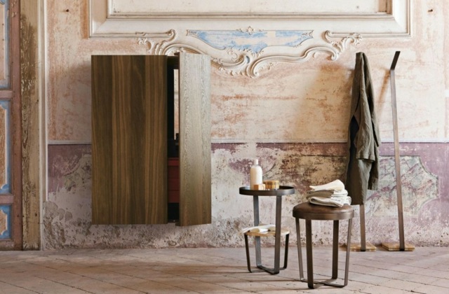 Kúpeľňový nábytok dve stoličky skriňa háčiky nástenný dizajn starý