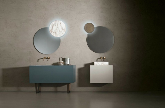 Sady kúpeľňového nábytku sú navrhnuté v bielo -modrej spodnej skrinke