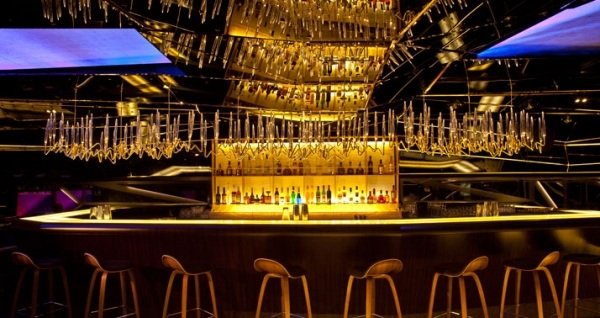 nočný bar interiérový dizajn dubai alegra barový pultový zrkadlový stropný dizajn Stropný dizajn barového pultového zrkadla dubai alegra