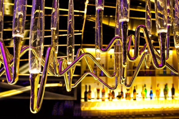 Interiér nočného klubu Dubaj luster Interiérový luster dub design alegra