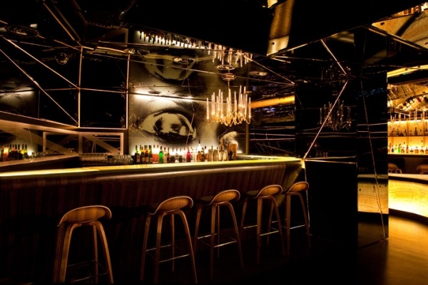 Bachtclub Design Alegra drevené barové stoličky zrkadlové povrchy Barový dizajn dubai alegra drevené zrkadlové povrchy barových stoličiek