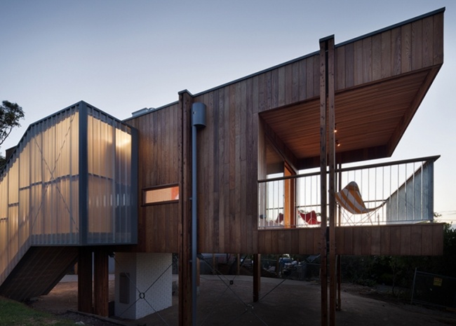 Drevený dom na pláži, veranda, obklad, drevená palubovka