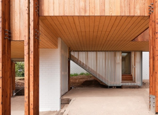 Plážový domček vyrobený z drevených stĺpikov cédrového dreva