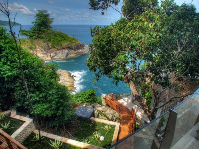 prázdninový dom ostrov phuket skaly terasy schody sklenené zábradlie prázdninový dom v Puketových skalách terasy schody sklenené zábradlie