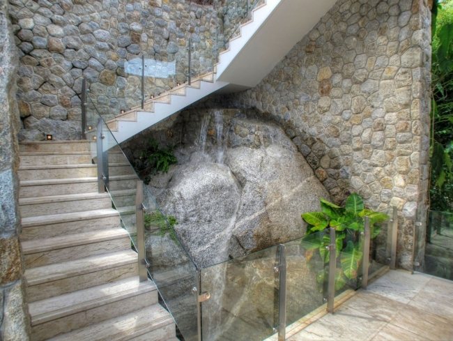 Liberty holiday villa phuket ploché sklenené zábradlie prírodné kamene skaly prázdninová vila phuket ploché sklenené zábradlie skaly z prírodného kameňa