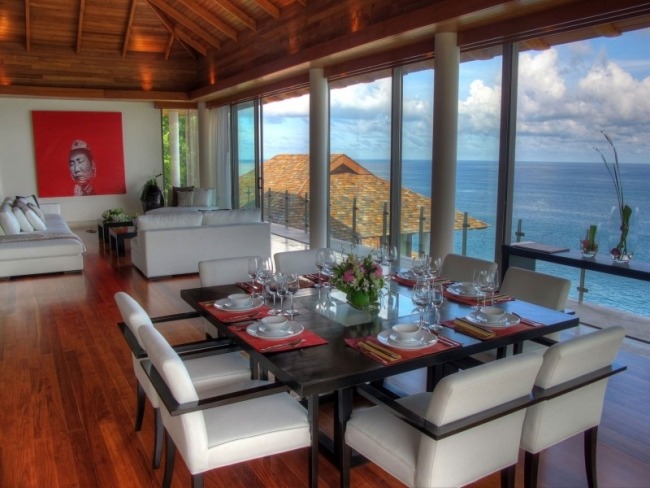 prázdninový dom v obývacej časti Phuket, jedálenský stôl, výhľad prázdninový dom phuket obývacia izba jedálenský stôl výhľad na jazero Adaman