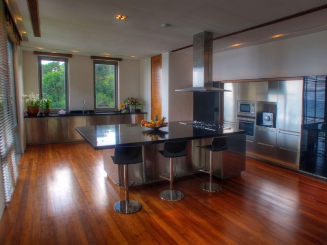 prázdninový dom phuket kuchyňa drevená podlaha nerezové spotrebiče kuchynský ostrov prázdninový dom kuchyňa drevená podlaha nerezové spotrebiče ostrovček na varenie