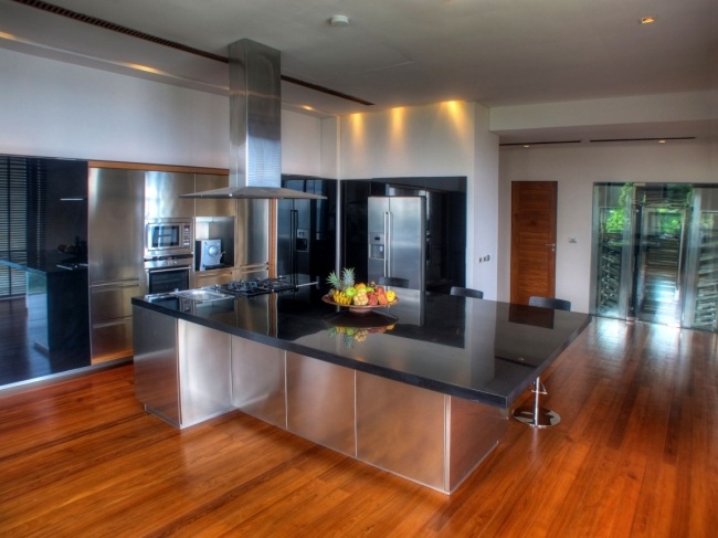 vila sloboda kuchyňa nerezový kuchynský nábytok drevená podlaha prázdninový dom sloboda phuket kuchyňa nerezová oceľ kuchynský nábytok drevená podlaha