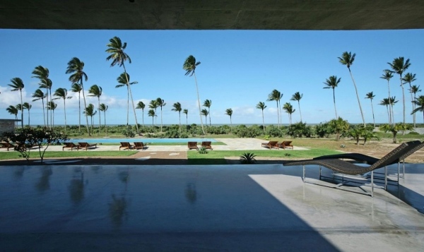 Makenna Resort vonkajší bazén palmové ležadlá Bazén Makenna Resort s ležadlami