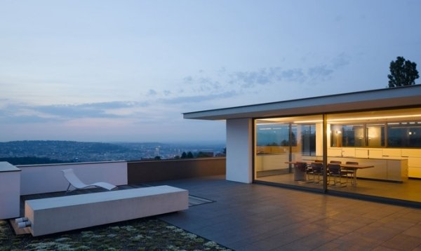 Strešná terasa zrubového domu s panoramatickým výhľadom