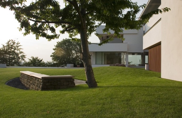 Záhradná krajina-kopcovitá lavička Alexander Brenner