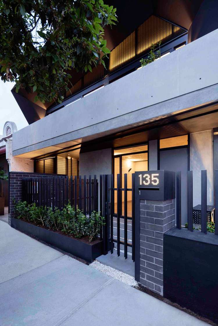 Exkluzívny obytný-bytový dom-moderná-architektúra-betónový-dom-exteriér