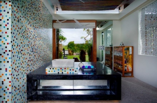 farebná nástenná mozaika v dome Tantangan farebná stena-mozaika-dom-tantangan