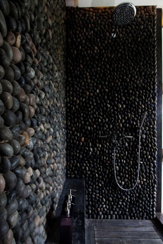 Stena z prírodného kameňa v kúpeľni - vila na Bali stena z prírodného kameňa-kúpeľňa-vila-bali