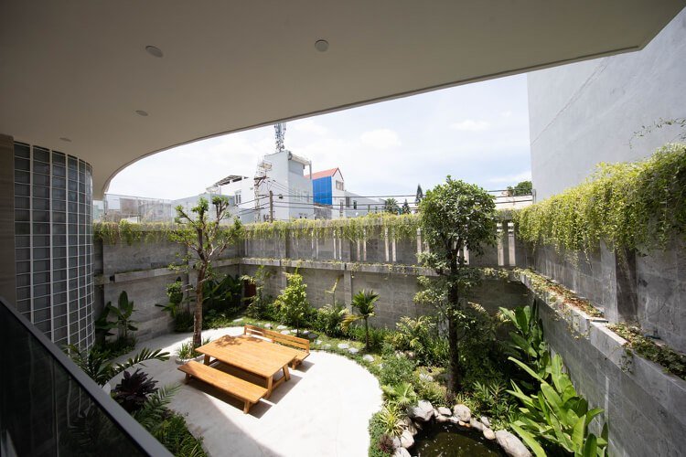 Exotické rastliny v záhrade kombinujú stromy a trvalky