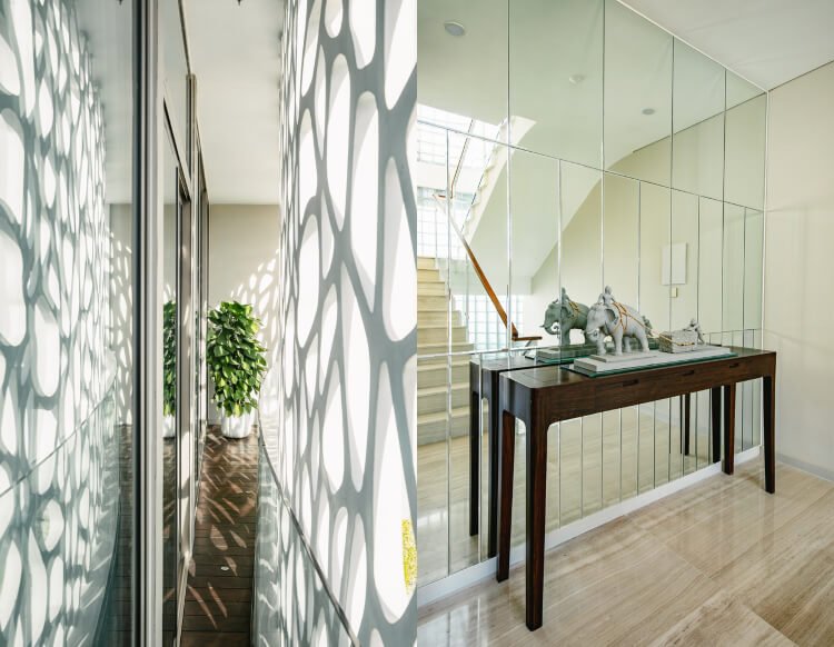 Exotické rastliny na chodbe vily so zavesenou fasádou