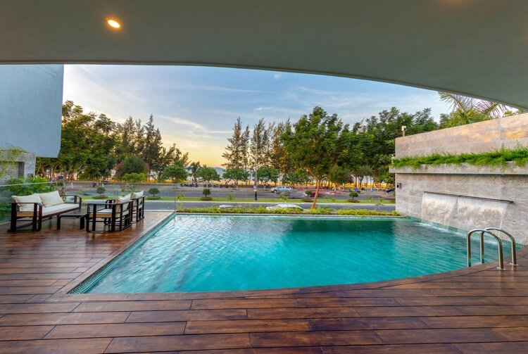 Samostatne stojaci dom s bazénom a drevenou terasou na streche vily