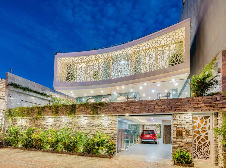 Rodinný dom s garážou a vysokým kamenným múrom