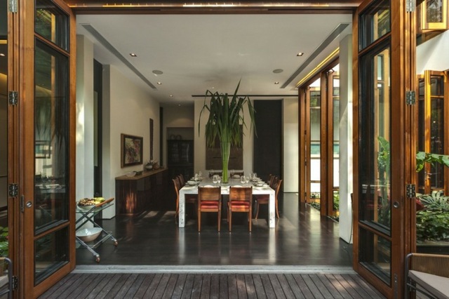 Jedáleň zariadená bielou podlahou pokrytou jedálenským stolom vysokých rastlín Rastliny biela jedálenský stôl podlahová krytina zasklená fasáda