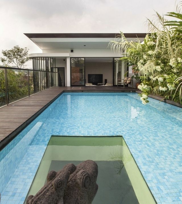 Dizajn strešnej terasy záhradná figúrka sklenené zábradlie Figuríny do záhrady k bazénu, sklenené zábradlie, drevená záhradná cesta