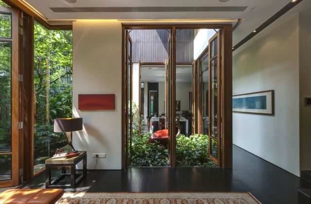 exotická vila uprostred veľkomesta drevené dvere biele steny stredné veľkomesto drevené dvere biele steny hala stolná lampa