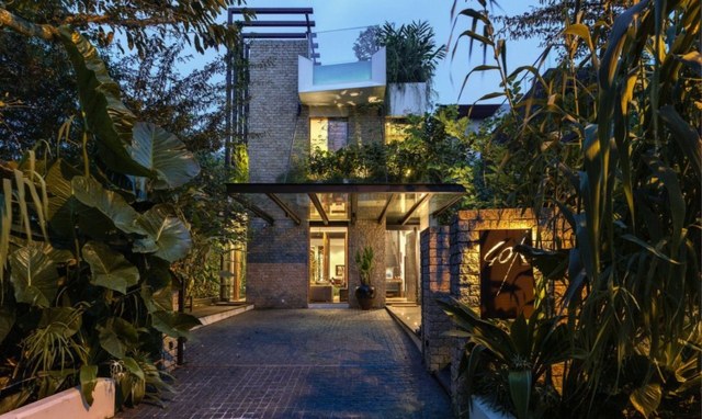 Fasáda domu Kamenný sklenený bazén Záhradná cesta vytvára palmy Záhradná cesta k bazénu z kamenného skla vytvára palmové trvalky