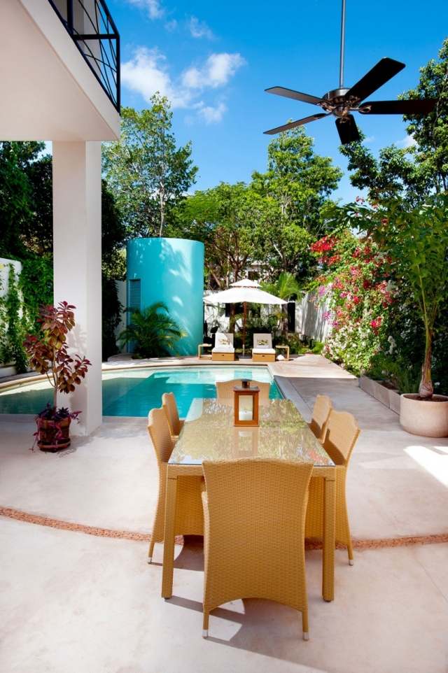 exotická luxusná vila s nádherným záhradným bazénom Casa-CP78-priestranná-terasa-balkón-vonkajší bazén-sedenie-skupina-pletené