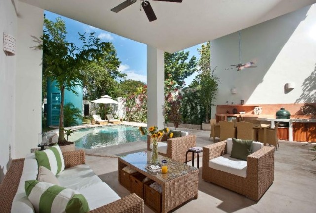 Krytá terasa pri bazéne s exotickým vonkajším nábytkom-ratanové kreslá exotická-bazén-terasa-prútená-záhradná-nábytok-zastrešenie