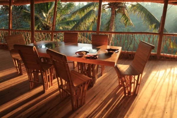 západ slnka na terase bambusového domu západ slnka na terase bambusového domu