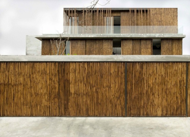 Bambusová betónová stena trojposchodové veľké okenné balkóny