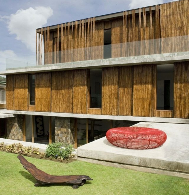 Balkóny sklenené zábradlie drevený nábytok zasadená strecha