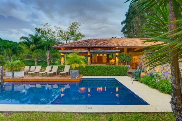 Exotický dom s vonkajším bazénom, drevenými ležadlami, strešnými škridlami a veľkým počtom rodinných domov Exotický dom-bazén, drevené ležadlá-strešná krytina-fazenda