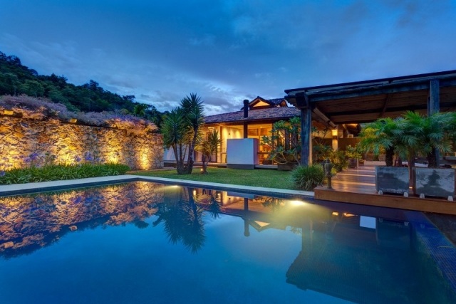 Nápady na ochranu súkromia-pre záhradný bazén s kamennou stenou a textúrou z prírodného kameňa Nápady na obrazovku ochrany osobných údajov pre textúru steny zariadenú záhradnou terasou