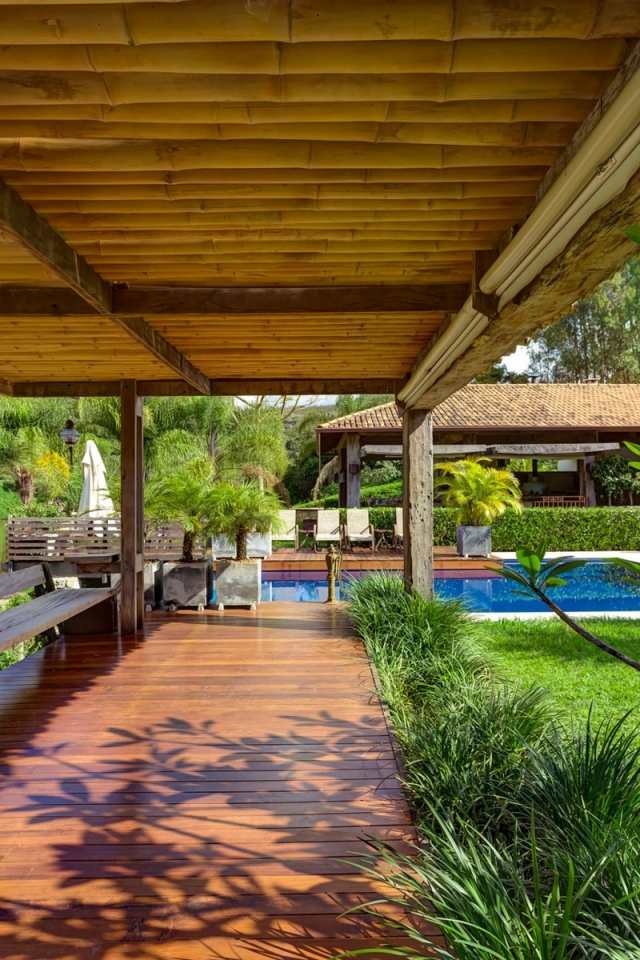 drevená veranda zastrešená bazénová terasa záhrada obklopená kvetmi drevená veranda-zastrešenie bazén terasa záhrada prostredie-kvitnúce