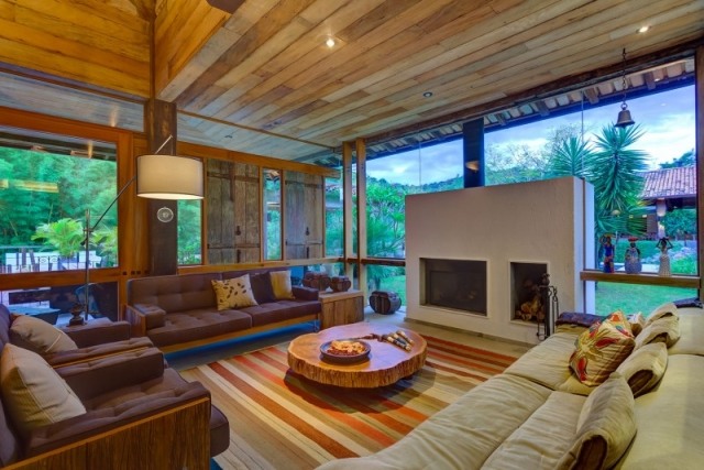 Obývacia izba zasklenie výhľad-záhrada vstavaný krb biela Obývacia izba zasklenie od podlahy až k stropu, záhradný krb, biely