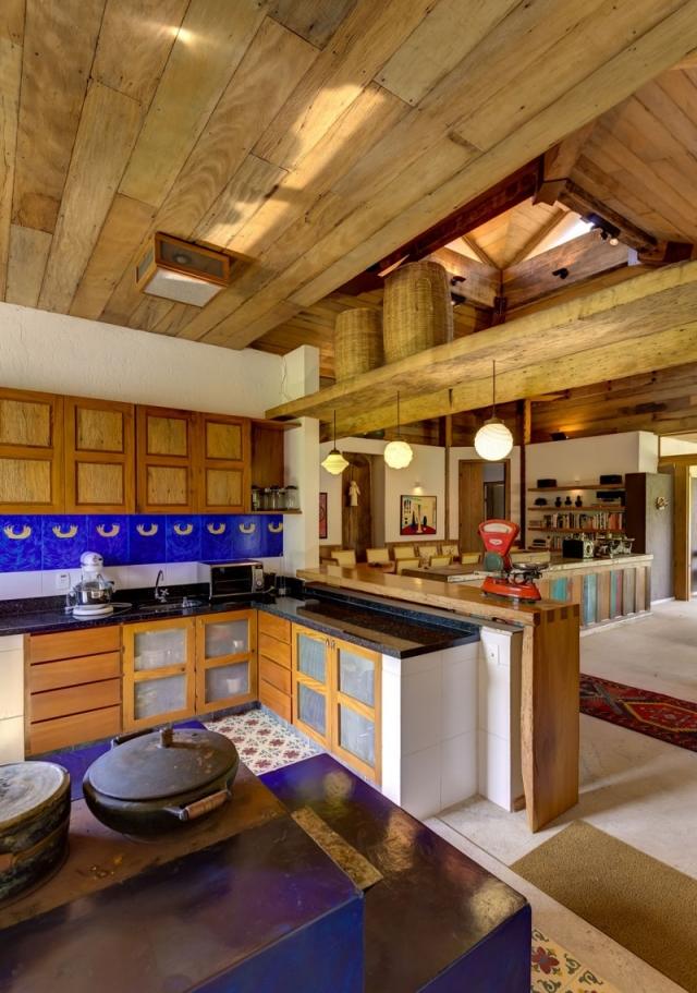 Jedlá v kuchyni, rozdelenej na zóny, Casa Fazenda, exotické zariadenie Zónová kuchyňa-obývacia izba s exotickým domácim zariadením