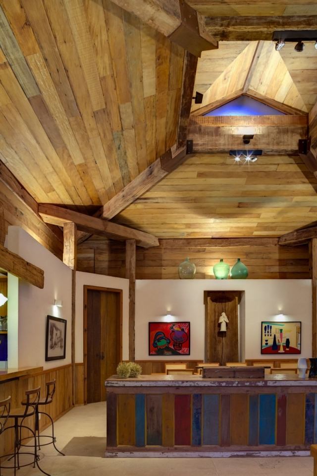 Nápady na vybavenie-svetlá, priestranná, otvorená, drevená strešná konštrukcia Casa Fazenda Nápady na zariadenie-svetlá so svetlo navrhnutou priestrannou otvorenou drevenou strešnou konštrukciou