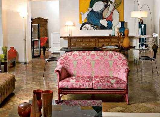 ružové čalúnené ratanové kreslo