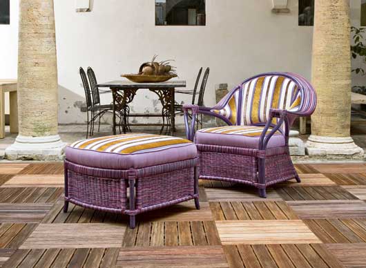 terasa s purpurovou stoličkou