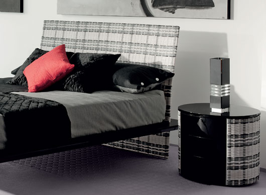 nočný stolík z čiernej ratanovej postele
