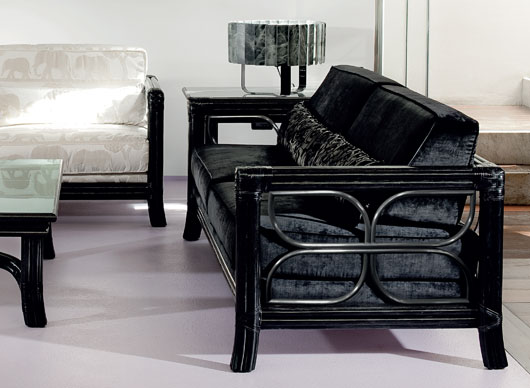 obývacia izba z čiernej sedačky a ratanu