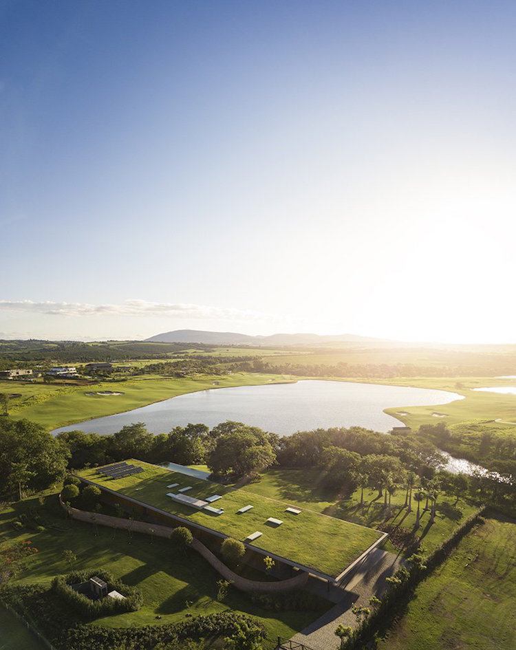 rozsiahly návrh zelenej strechy rovinný dom Brazília zelená strecha murivo príroda zelený priestor architektúra